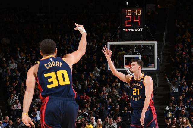 必一运动登录入口-勇士又造2米13中锋奇兵：轰5记三分变库里挡拆绝配